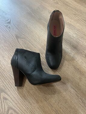 Betsey Johnson - Jensen bootie - Black Suede - 8